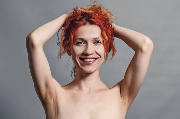 Retrato Una Joven Pelirroja Con Una Linda Sonrisa Hombros Desnudos — Foto de Stock