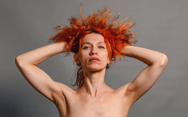 Naked Redhead Woman Ruffles Her Hair Sexy Woman Romantic Look — Stock fotografie