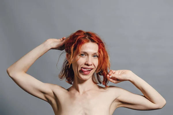 Donna Sexy Posa Sfondo Grigio Mostra Lingua — Foto Stock