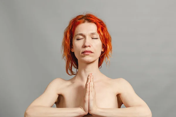 Гола Жінка Молиться Жінка Червоним Кучерявим Волоссям Закритими Очима Тримає — стокове фото