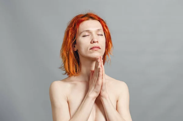 Naked Woman Praying Woman Red Curly Hair Closed Eyes Holds — Foto Stock