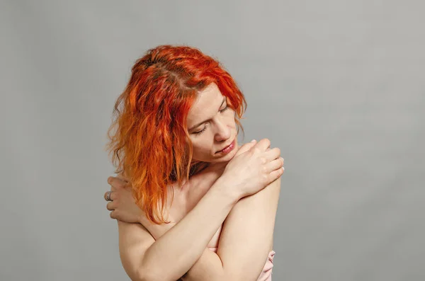 Redhead Naked Woman Crossed Hands Her Chest Eyes Closed Gray — Foto Stock