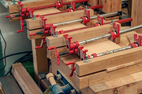 Şarjörlü tahta tahtalar. Joinery üretimi. Ahşap atölyesi