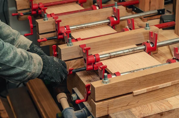 Carpenter Hands Clamp Board Wood Processing — Foto Stock