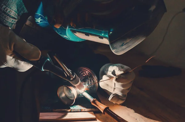 Man Protective Mask Metal Welding Coffee Maker Repair — Φωτογραφία Αρχείου