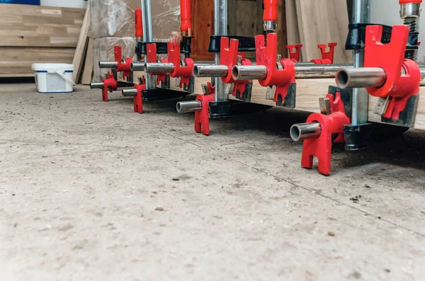 Holzbretter Der Tischlerei Schreinerklemme Holzspäne Sägemehl — Stockfoto