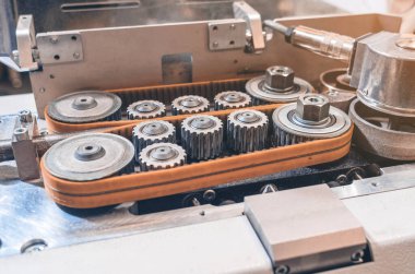 Cihazların bir kısmı modern endüstriyel fabrikaya yakın. Arabalar için elektrik hattı üretimi.