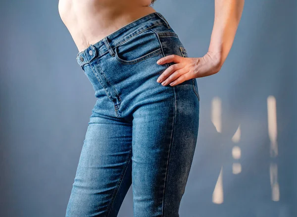 Vrouwelijk Lichaam Blauwe Jeans Naakte Buik Met Striae Zijaanzicht — Stockfoto
