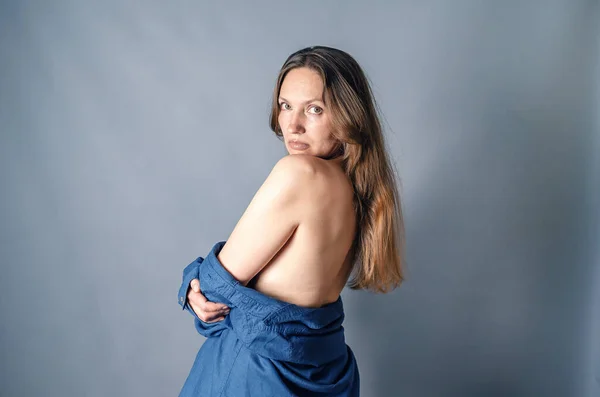 Donna Con Spalle Nude Guarda Sopra Spalla Alla Macchina Fotografica — Foto Stock
