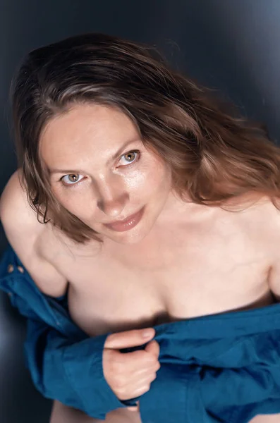 Жінка Голими Плечима Синій Сорочці Дивиться Вгору Портрет Жінки Зверху — стокове фото