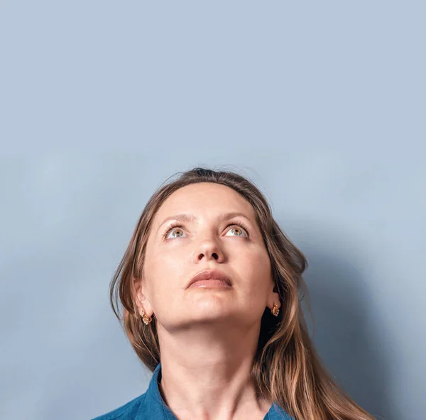 Retrato Mujer Cabeza Mirando Hacia Arriba Sobre Fondo Azul Claro — Foto de Stock