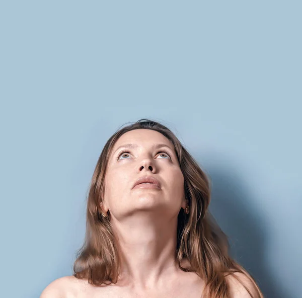 Retrato Mujer Cabeza Mirando Hacia Arriba Sobre Fondo Azul Claro — Foto de Stock