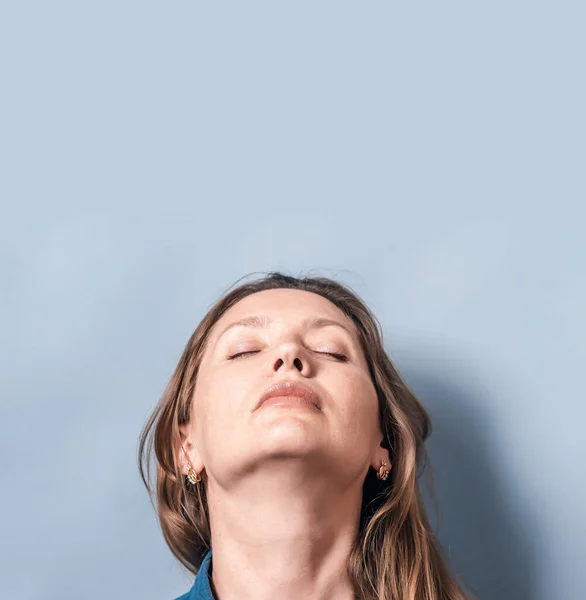 Retrato Mujer Cabeza Mirando Hacia Arriba Sobre Fondo Azul Claro —  Fotos de Stock