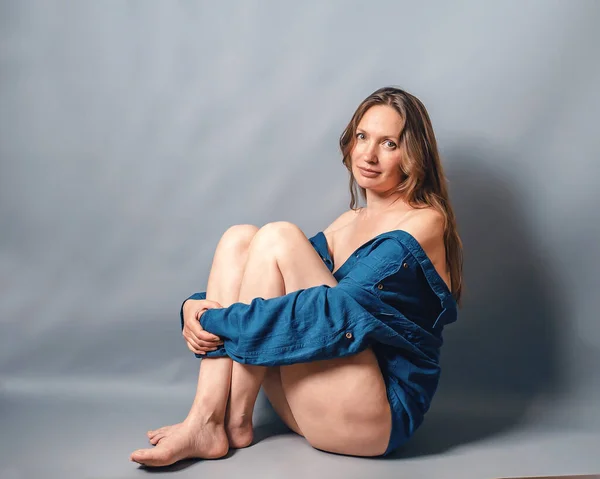 Портрет Жінки Середнього Віку Голими Плечима Синя Сорочка Сидячи Підлозі — стокове фото