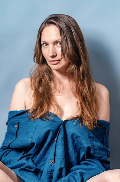 Retrato Una Mujer Con Pelo Largo Hombros Desnudos Camisa Azul — Foto de Stock