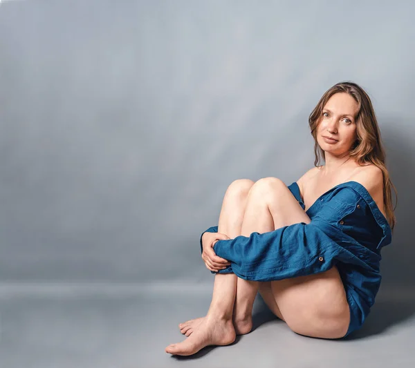 Retrato Una Mujer Mediana Edad Con Hombros Desnudos Camisa Azul — Foto de Stock