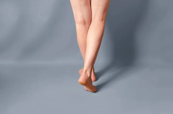 Schlanke Weibliche Beine Auf Zehen Auf Hellgrauem Hintergrund — Stockfoto