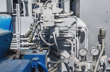 Döşeme taşları üretmek için kullanılan kalıp makinesinin bir parçası. Manometre, boru, hortum, bağlantı.