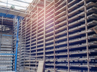 Çakıl taşlarıyla rafa kaldırıyorum. Fabrikadaki depo. Döşeme levhaları üretimi.