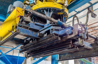 Çakıl taşı fabrikasında asansör. Bitmiş ürünlerin yükleyicisi, asfaltlı fayanslar. Alt görünüm