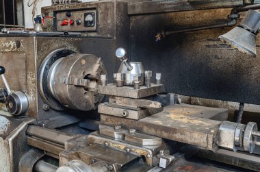 Paslı mengeneye yakın çekim. Klempin durduğu atölyedeki tablo.