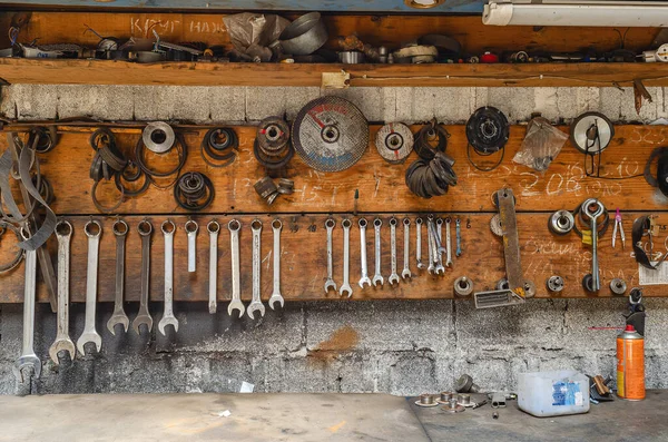 Duvarda asılı çeşitli tamir aletleri koleksiyonu. Aletli atölye.
