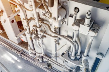 Boruların bağlantısı. Üretim ekipmanının parçası. Hortumlar, borular. Kaldırım taşları üretmek için kullanılan makinenin bir parçası. Üst görünüm