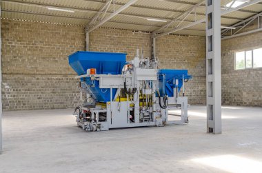 Döşeme döşemesi üretimi için ön görünüş kalıp makinesi. Asma fayans fabrikası