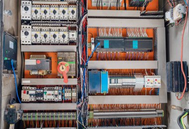 Kalkan, endüstriyel ekipmanların kontrolü. Kablolar, bağlantılar, şalterler. Elektrik kontrol paneli