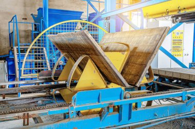 Bitmiş ürünlerin otomatik teslimatı devrede. Malların fabrikada nakliyesi.