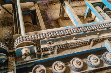 Eski ekipmanların zinciri. Kullanılmış zincir cihazının endüstriyel arka planı. Üst görünüm