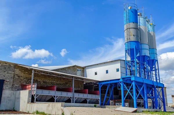 Edificio Industrial Con Grandes Tanques Azules Para Cemento Arena Agua —  Fotos de Stock