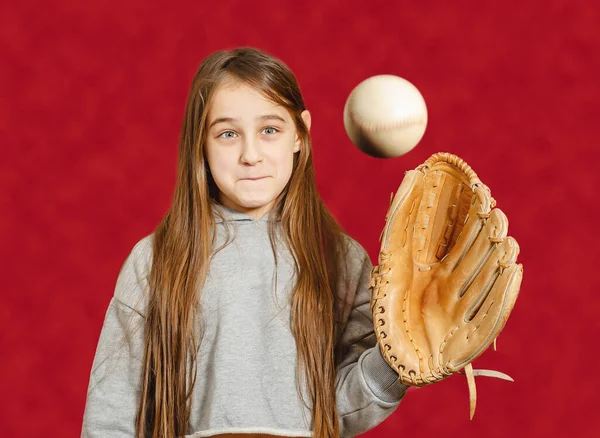 Ребенок Бейсбольной Перчатке Мяче Девушка Длинными Волосами Ловит Мяч Бейсбольной — стоковое фото