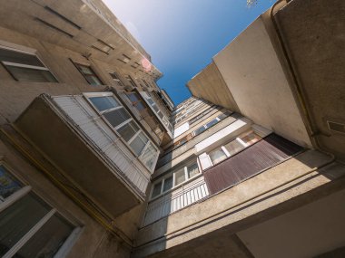 Dairenin köşesi, balkonlar, yukarı doğru görüş.