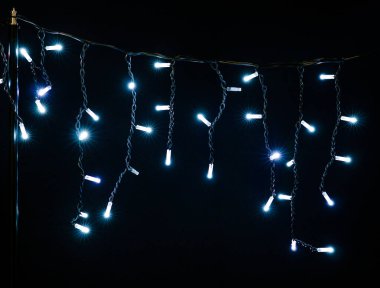 Siyah arka planda renkli Noel çelenkleri
