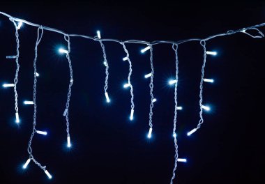 Siyah arka planda renkli Noel çelenkleri