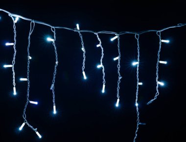 Siyah arka planda renkli Noel çelenkleri