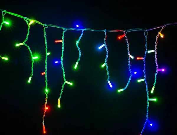 Kolorowe Girlandy Świąteczne Czarnym Tle — Zdjęcie stockowe