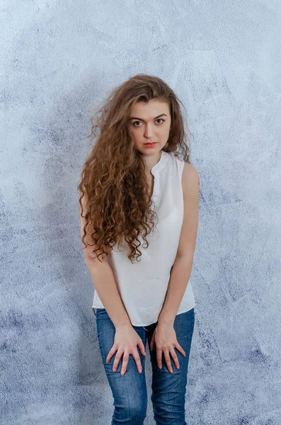 Portrait Young Woman Jeans Looking Camera Romantic Look Long Curly — Fotografia de Stock