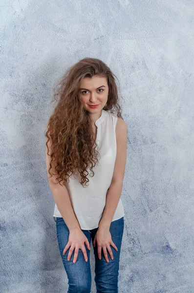 Portrait Young Woman Jeans Looking Camera Romantic Look Long Curly — Φωτογραφία Αρχείου