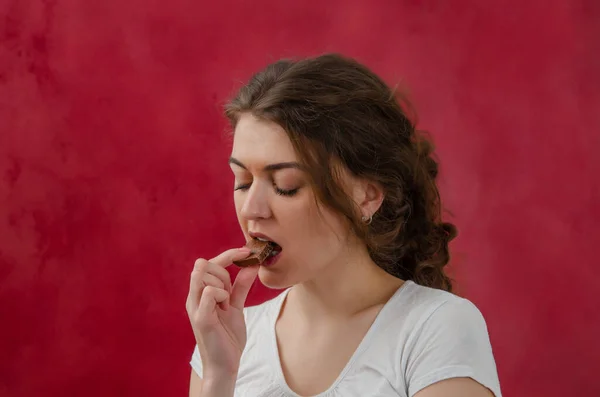 Portrait Young Woman Biting Piece Chocolate She Closed Eyes Pleasure — Foto de Stock