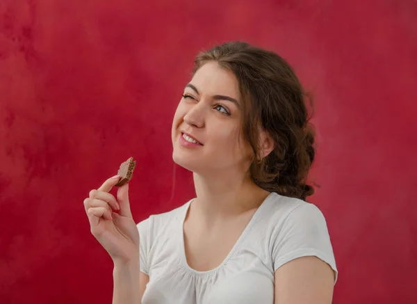 Portrait Young Woman Piece Chocolate Dreamy Look Enjoyment Sweets Red — Foto de Stock