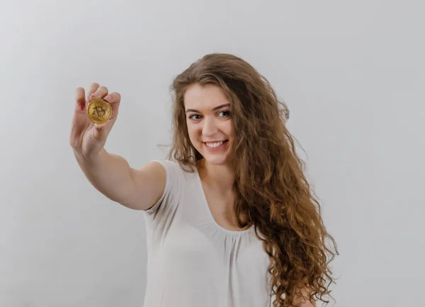 Woman Curly Long Hair Holds Physical Bitcoin Cryptocurrency Her Hand — Fotografia de Stock