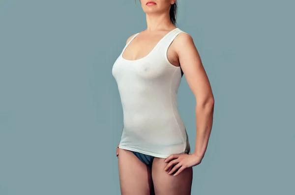 Cuerpo Delgado Una Mujer Camiseta Blanca Derecho Hacia Atrás Pecho — Foto de Stock