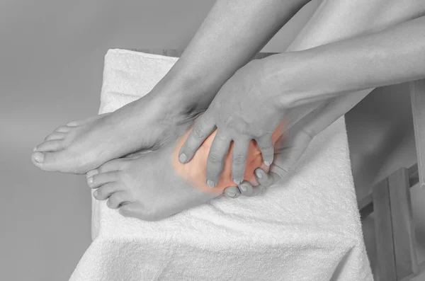 Вид Зверху Жіночі Руки Тримають Ногу Біль Ногах Жіночі Ноги — стокове фото