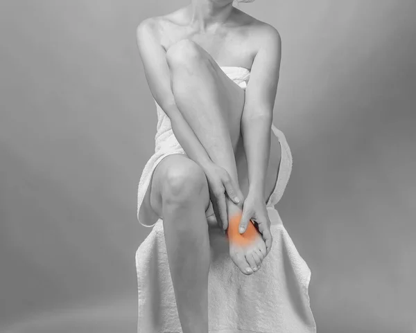 Голі Довгі Жіночі Ноги Жіноче Тіло Рушнику Жінка Сидить Табуреті — стокове фото