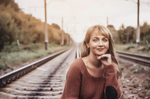 Πορτρέτο Της Γυναίκας Χαμογελώντας Κάθεται Στη Φύση Σιδηροδρομική Γραμμή — Φωτογραφία Αρχείου