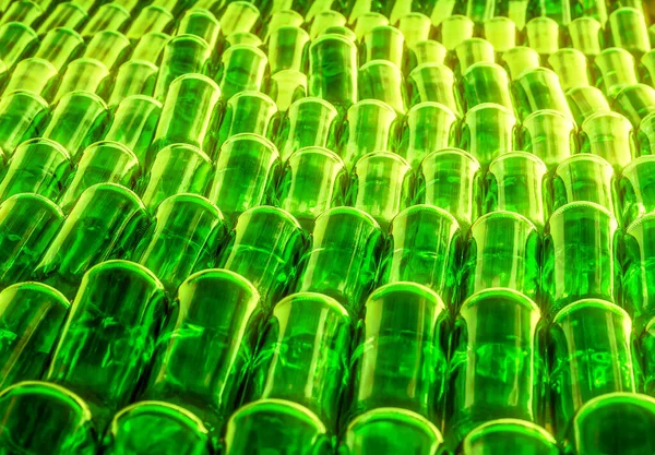 Bottiglie Vetro Verde Impilate File Essiccazione Produzione Contenitori Vetro Birra — Foto Stock