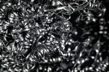 Demir metal talaşları, bukleler, gri metal arka plan. Metal işleme makro çekim, iş dönüşüm.