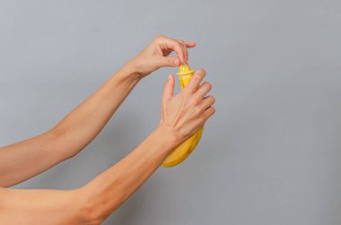 Muz ve prezervatifli ince kadın elleri. Kadın eli, muza prezervatif taktı. Korunan seks sembolü